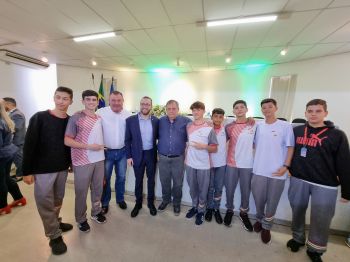 MINISTRO PAULO ALVIM VISITA ASSAÍ E DESTINA 2 MILHÕES PARA ESTRUTURAÇÃO DOS LABORATÓRIOS DO CEEP ASSAÍ.