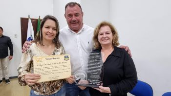 PREFEITO TUTI AGRADECE AS ESCOLAS ESTADUAIS PELA PARTICIPAÇÃO NO DESFILE DE 90 ANOS DE ASSAÍ. 