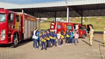 ALUNOS DO 5º ANO PARTICIPAM DO PROJETO BOMBEIRO POR UM DIA.