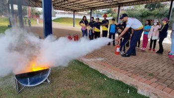 ALUNOS DO 5º ANO PARTICIPAM DO PROJETO BOMBEIRO POR UM DIA.