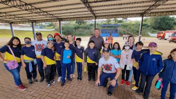 ALUNOS DO 5º ANO PARTICIPAM DO PROJETO BOMBEIRO POR UM DIA.