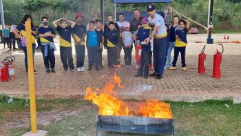 ALUNOS DO 5º ANO PARTICIPAM DO PROJETO BOMBEIRO POR UM DIA.