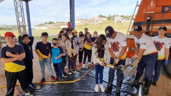 ALUNOS DO 5º ANO PARTICIPAM DO PROJETO BOMBEIRO POR UM DIA.